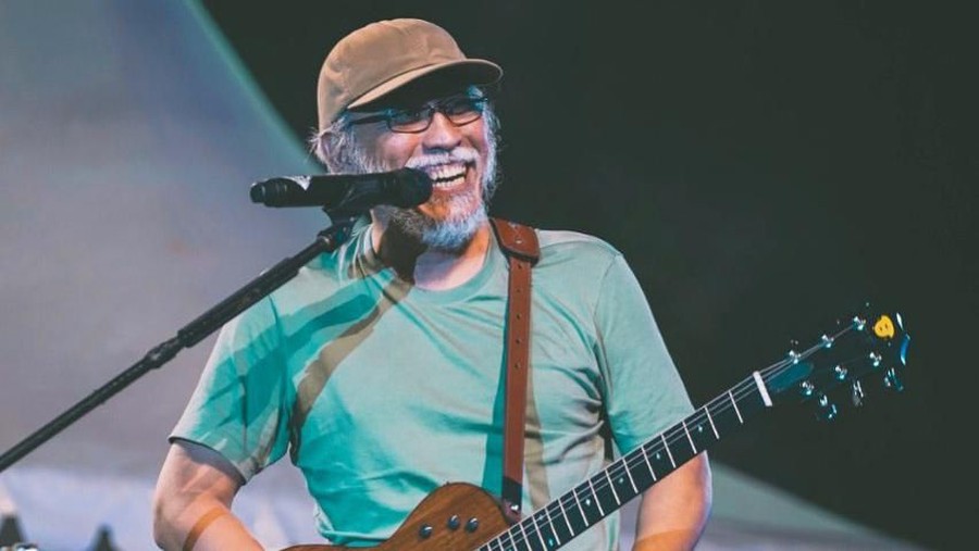 Iwan Fals turut bahagia dengan pernikahan Isyana Sarasvati dengan Rayhan Maditra.