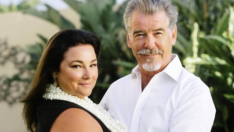Pierce Brosnan bersama istri
