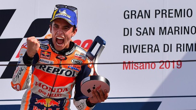 Pebalap Repsol Honda Marc Marquez menang di MotoGP San Marino dengan penuh emosi di markas Valentino Rossi.