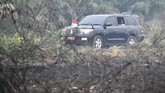 FOTO : Kemeja Putih Jokowi di Tengah Hitam Karhutla Riau Presiden Jokowi Widodo meninjau langsung lokasi kebakaran hutan dan lahan di Riau. Jokowi juga menyempatkan diri salat minta hujan.