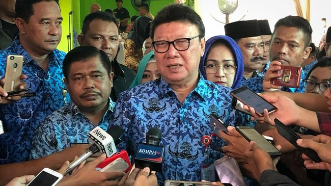 Pelaksana tugas Menkumham Tjahjo Kumolo masih menunggu perintah Jokowi terkait Perppu KPK. Hingga kini Tjahjo belum bertemu Jokowi untuk membahas perppu itu.