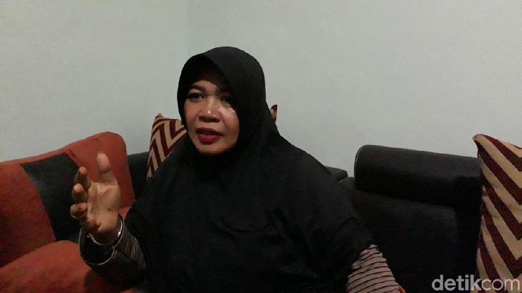 Praktisi pengobatan alternatif, Ningsih Tinampi tengah menjadi sorotan karena ujarannya beberapa waktu lalu. Ia mengaku bisa memanggil malaikat dan para nabi.