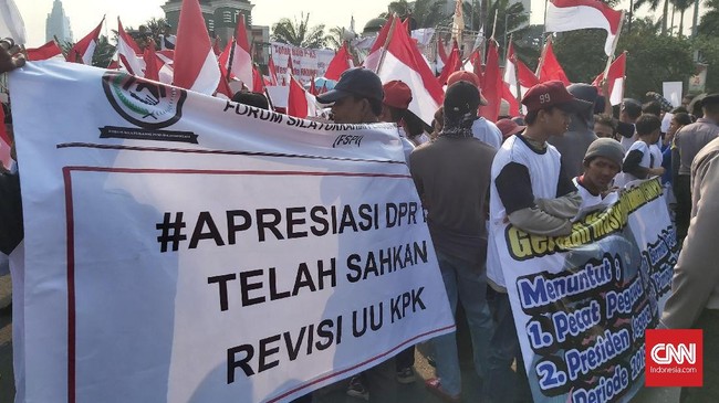 Peserta demo Aliansi Mahasiswa dan Pemuda Peduli KPK yang mendukung revisi UU KPK mengaku tak tahu isu yang diusung dalam demo di depan Gedung DPR.