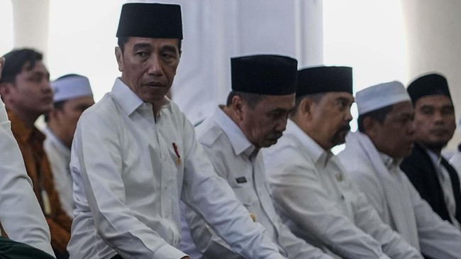FOTO : Kemeja Putih Jokowi di Tengah Hitam Karhutla Riau