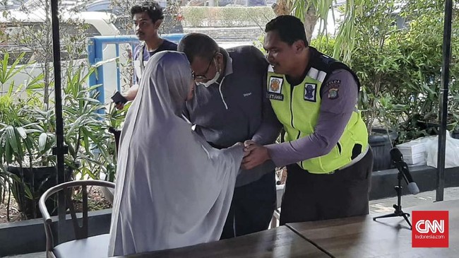 Bripka Eka Setiawan mencabut laporan setelah mengetahui pengemudi mobil yang menyeretnya di atas kap mobil mengidap kanker stadium IV.