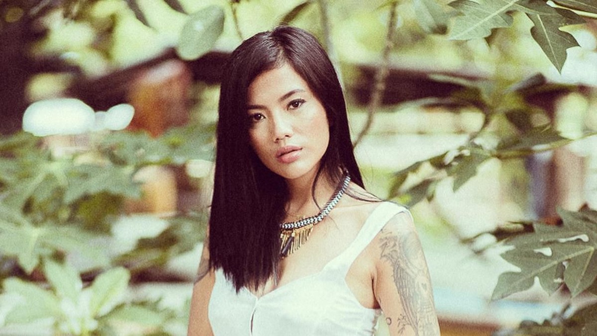 Video Tiga Setia Gara yang mengaku dianiaya suami di Amerika Serikat jadi viral&period; Namun tak banyak yang tahu siapa sosoknya&period; Berikut ini tujuh potret seksi Tiga&period;