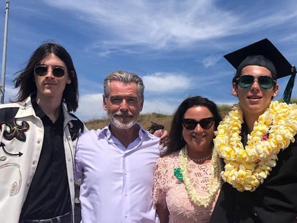 7 Foto Harmonis Si James Bond Pierce Brosnan Bareng Istri & Anak
