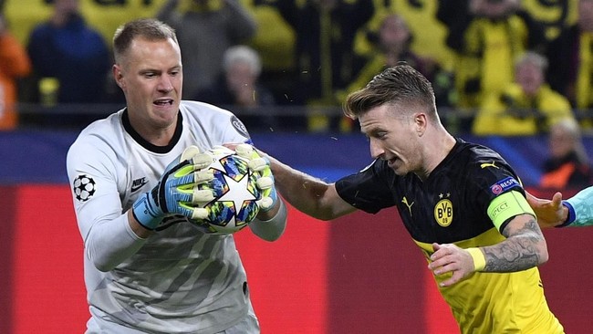 Kiper Barcelona, Marc Andre Ter Stegen, mengandalkan intuisi saat menepis bola tendangan penalti penyerang Borussia Dortmund, Marco Reus.