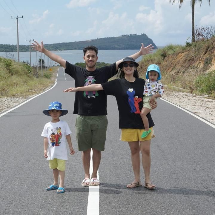 <p>Di tengah kesibukannya sebagai musisi dan bintang film, Randy selalu menyempatkan diri berkumpul dengan keluarga tercinta. (Foto: Instagram @randydanistha)</p>