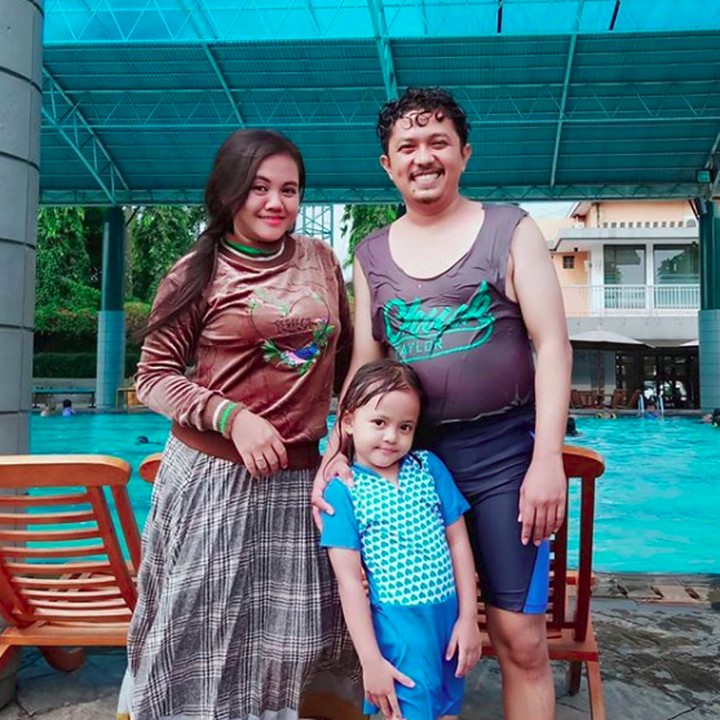 <p>Di sela-sela kesibukannya syuting sinetron, Andri menyempatkan diri untuk waktu keluarga. Salah satunya berenang bersama si sulung, Bila. (Foto: Instagram @santimindah)</p>