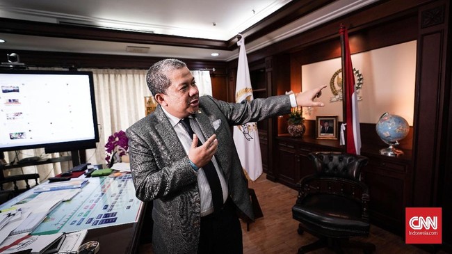 Wakil Ketua DPR Fahri Hamzah menantang pihak-pihak yang menolak revisi UU KPK disahkan jadi undang-undang agar memaparkan kajian akademis tandingan.