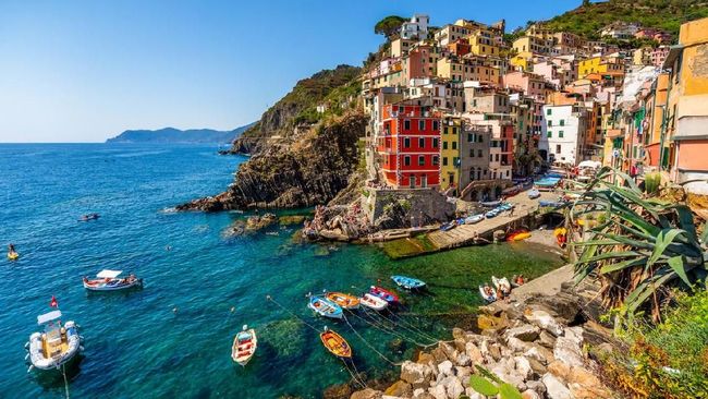 Dikenal sebagai jalan paling romantis di dunia, Via dell'Amore atau 'Jalan Cinta' terletak di antara Riomaggiore dan Manarola, Italia.