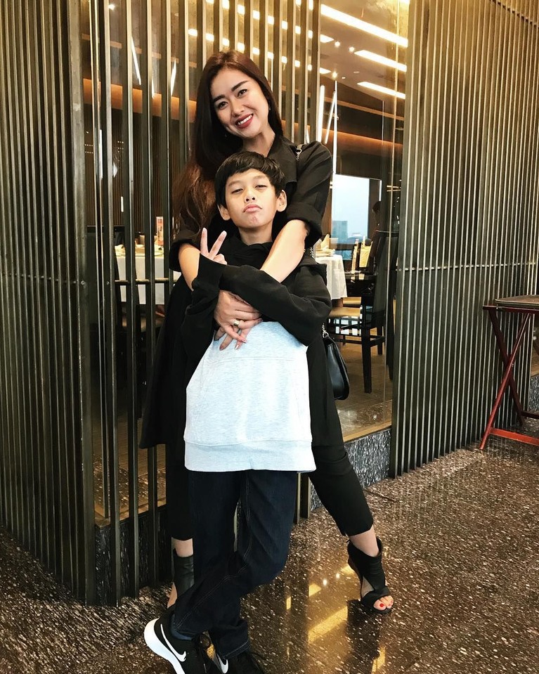 6 Potret Keakraban Selfi Nafilah dan Sang Putra Sejak resmi bercerai dengan Iwa K, Selfi Nafilah diketahui membesarkan buah hatinya, Mikala Saka seorang diri hingga keduanya sangat akrab sebagai ibu dan anak.