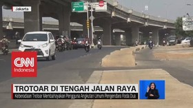VIDEO: Trotoar Membentang di Tengah Jalan Raya Kalimalang