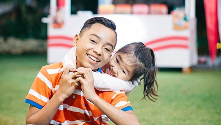 Ajari Kakak & Adik Saling Sayang Seperti Betrand Peto pada Thalia Betrand terlihat menggendong Thalia yang sedang sakit sampai adiknya itu tertidur. Seperti orang yang sudah enggak ketemu lama nih, Bun.