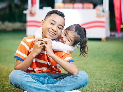 Ajari Kakak & Adik Saling Sayang Seperti Betrand Peto pada Thalia