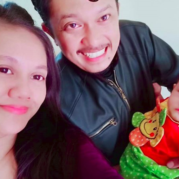 <p>Wefie bersama istri dan si kecil Zia. Menggemaskan banget ya Zia? (Foto: Instagram @santimindah)</p>