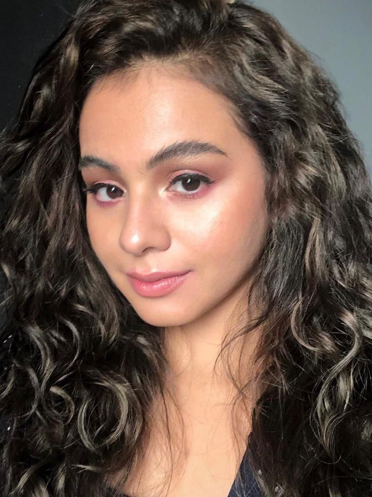 7 Gaya Modis Sahila Hisyam yang Mau Dilamar Vicky Prasetyo Sahila Hisyam menjadi perempuan yang dipilih Vicky Prasetyo untuk menemani hari-harinya. Seperti apa sih pesona Sahila yang bikin Vicky kepincut?