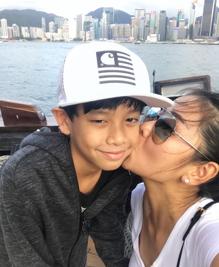Sejak resmi bercerai dengan Iwa K, Selfi Nafilah diketahui membesarkan buah hatinya, Mikala Saka seorang diri hingga keduanya sangat akrab sebagai ibu dan anak.