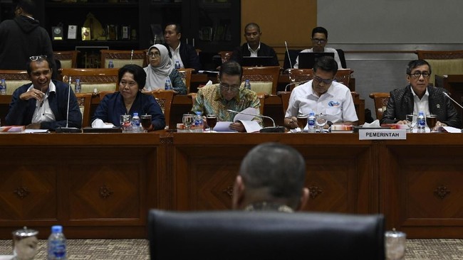 Panja RKUHP tak akan mengesahkan RKUHP besok. Masih ada tiga paripurna hingga akhir massa kerja DPR 2014-2019. DPR dan pemerintah akan menggelar forum lobi.
