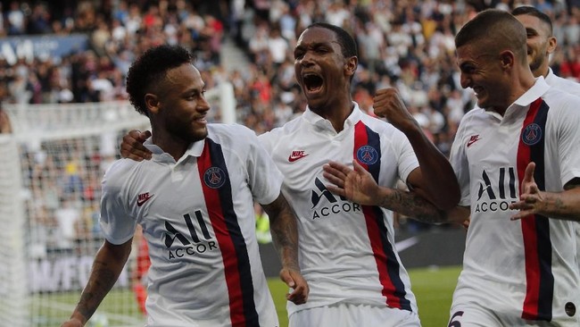 PSG's Neymar celebrates his goal during the French League One soccer match between Paris Saint Germain and Strasbourg at the Parc des Princes Stadium in Paris, France, Saturday Sept.14, 2019. (AP Photo/Francois Mori)