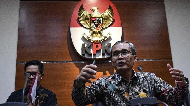 Seiring berlakunya revisi UU KPK, Wakil Ketua KPK Alexander Marwata mengatakan tim transisi sedang berkoordinasi dengan Kemenpan RB dan BKN soal status pegawai.