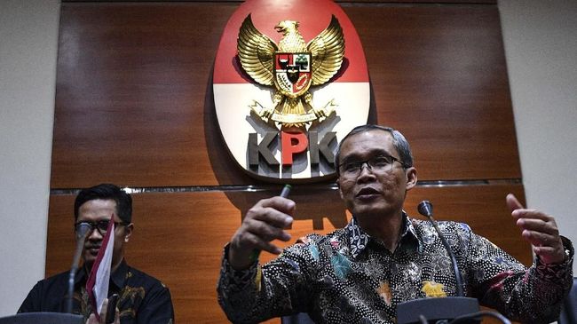 Wakil Ketua KPK Jelaskan Penyesuaian Tim Transisi atas UU KPK Seiring berlakunya revisi UU KPK, Wakil Ketua KPK Alexander Marwata mengatakan tim transisi sedang berkoordinasi dengan Kemenpan RB dan BKN soal status pegawai.