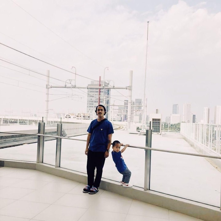 <p>Kompak berbaju biru, begini kebersamaan pemeran Indro di Warkop DKI Reborn ini bersama putranya, Sakha. (Foto: Instagram @randydanistha)</p>