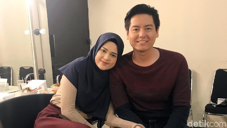 Roger Danuarta dan Cut Meyriska saat ditemui di studio Trans7.