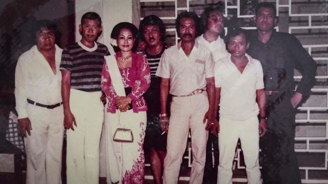 Bagi sebagian besar masyarakat Indonesia, nama Srimulat sudah kadung melekat sebagai ikon komedi, mewarnai dan membuat tertawa jutaan insan.