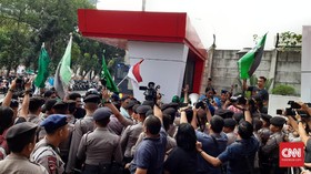 Demo Tolak RUU KPK dan Firli, Massa HMI Bentrok dengan Polisi