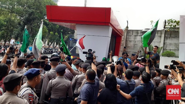 Massa yang membawa atribut HMI demo di Gedung KPK menolak Revisi UU KPK yang disahkan DPR kemarin. Pada saat yang sama ada demo yang pro RUU KPK.