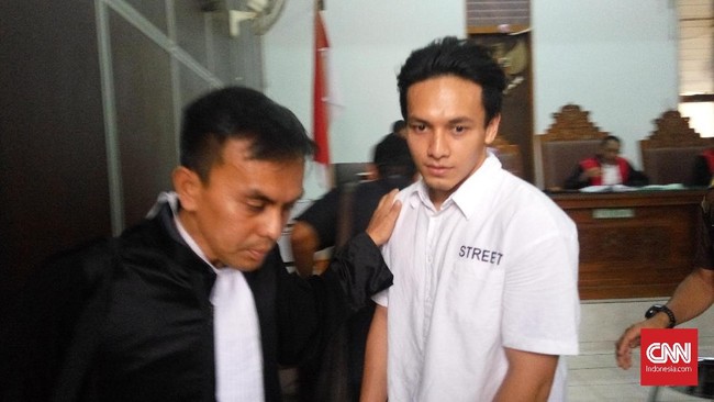 Saat memberikan kesaksian di Pengadilan Negeri Jakarta Selatan, Jefri Nichol mengaku pertama kali gunakan ganja usai diberikan Triawan.