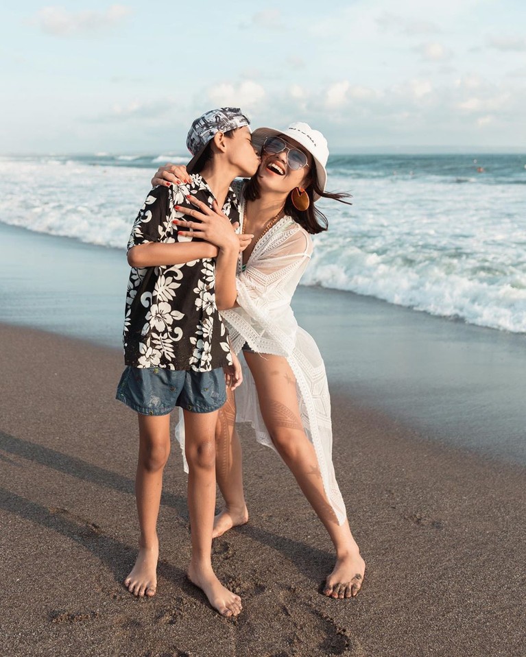 Sejak resmi bercerai dengan Iwa K, Selfi Nafilah diketahui membesarkan buah hatinya, Mikala Saka seorang diri hingga keduanya sangat akrab sebagai ibu dan anak.