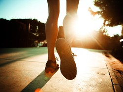 5 Cara Memaksimalkan Jalan Kaki untuk Menurunkan Berat Badan