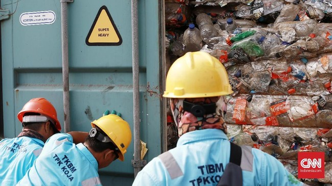 Limbah plastik yang tidak dibakar dalam suhu yang sangat tinggi akan melahirkan racun dioksin yang berbahaya bagi makhluk hidup di Indonesia.