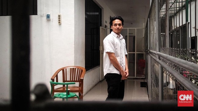 Sidangnya di PN Jakarta Selatan ditunda karena ketidakhadiran BNNP DKI, artis Jefri Nichol mengaku pasrah dan mengikuti prosedur.