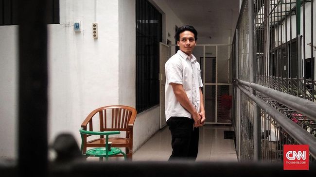 Jefri Nichol Pasrah Sidang Ditunda Karena Saksi Absen Sidangnya di PN Jakarta Selatan ditunda karena ketidakhadiran BNNP DKI, artis Jefri Nichol mengaku pasrah dan mengikuti prosedur.