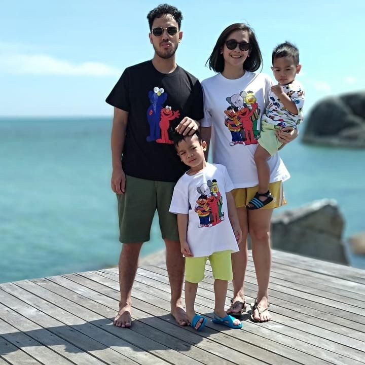 <p>Liburan di pantai jadi pilihan Randy untuk quality time bareng istri dan kedua jagoannya. (Foto: Instagram @randydanistha)</p>