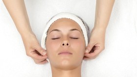 7 Facial Paling Aneh di Dunia, Pakai Darah hingga Air Urine