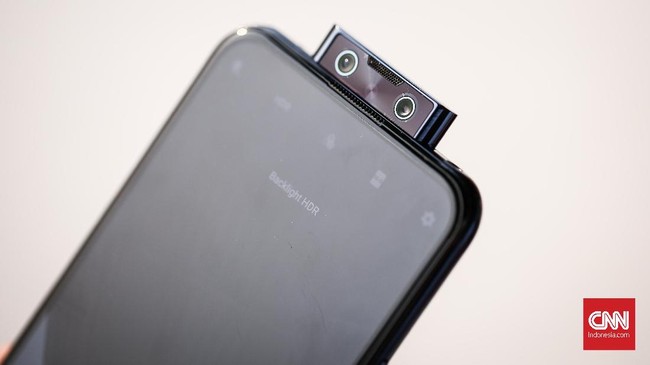 Vivo V17 Pro dibekali dua kamera depan 'menyembul' V17 Pro dan empat sensor di bagian belakang dengan sebuah flash.