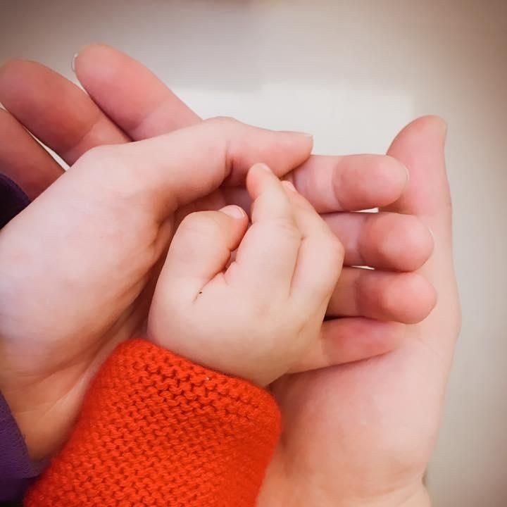 Vic Zhou dan Reen Yu telah memiliki seorang anak perempuan yang lahir pada 2016. Pasangan ini sepakat untuk tidak mempublikasikan foto wajah sang putri. (Foto: Facebook Reen Yu)