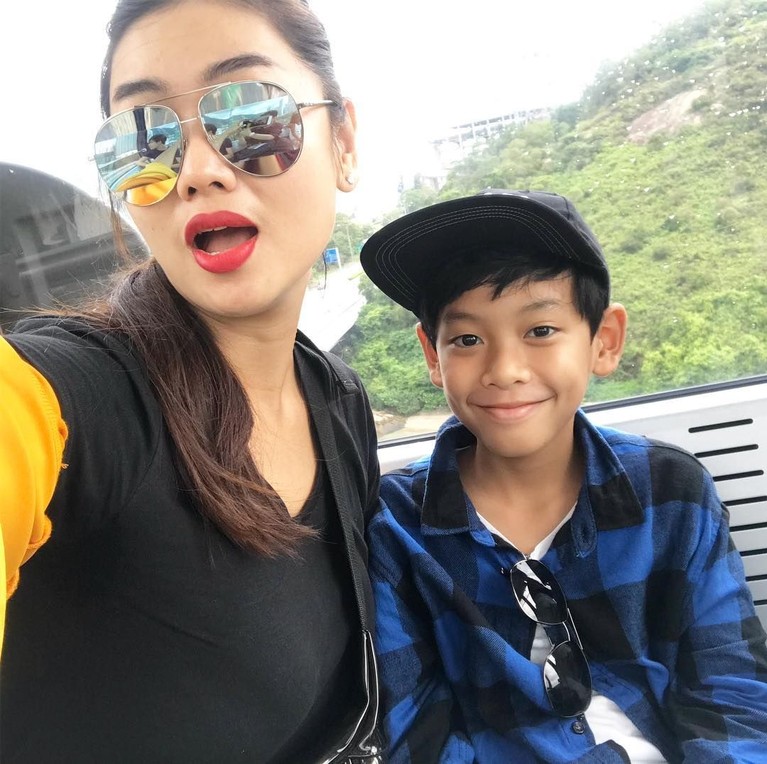 Sejak resmi bercerai dengan Iwa K, Selfi Nafilah diketahui membesarkan buah hatinya, Mikala Saka seorang diri hingga keduanya sangat akrab sebagai ibu dan anak.