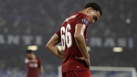 FOTO: Liverpool Kembali Jadi Korban Keangkeran Markas Napoli