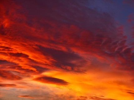 Cahaya Misterius Muncul di Langit Jelang Ramadhan? Begini Penjelasannya