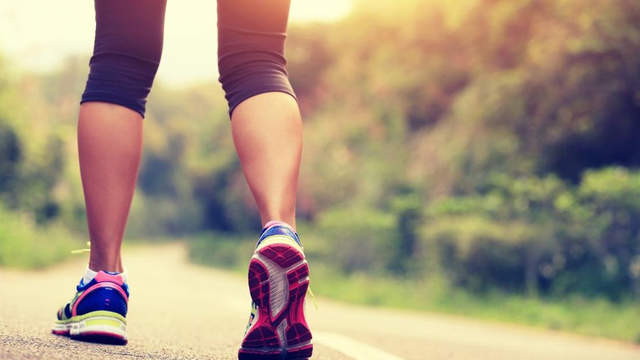 mengecilkan betis ilustrasi jalan kaki young fitness woman runner /hiker legs at forest trail