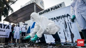 FOTO: Aksi Teatrikal Minyak Tumpah Pertamina di Karawang