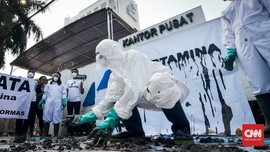 FOTO: Aksi Teatrikal Minyak Tumpah Pertamina di Karawang