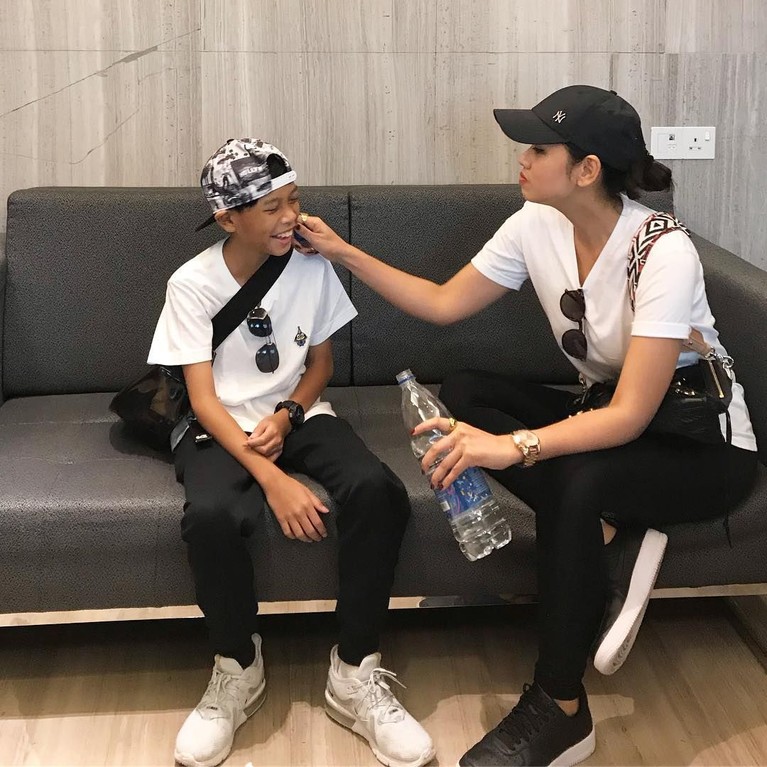 6 Potret Keakraban Selfi Nafilah dan Sang Putra Sejak resmi bercerai dengan Iwa K, Selfi Nafilah diketahui membesarkan buah hatinya, Mikala Saka seorang diri hingga keduanya sangat akrab sebagai ibu dan anak.