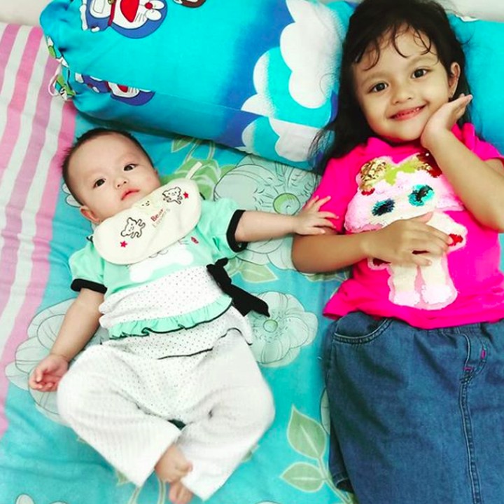 <p>Bila dan Zia, dua putri kecil 'Kang Tisna' yang imut dan menggemaskan. (Foto: Instagram @santimindah)</p>